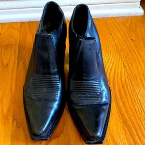 👢On-Trend FW2025👢
Charlie 1 Horse—black leather, ankle boots, square-toe 🖤